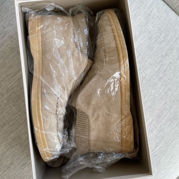 NIB- 12 Storeez beige suede loafers size 7 - Picture 8 of 12